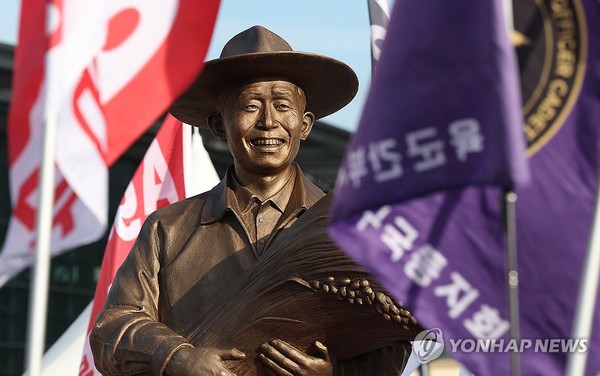 23일 오후 동대구역 광장에 설치된 박정희 동상. 연합뉴스