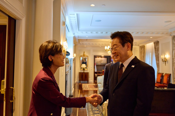 유엔총회 참석차 미국을 방문한 이재명 대통령이 22일(현지시간) 뉴욕에서 영 킴 미 하원 외무위 동아태소위원장과 악수하고 있다.  연합뉴스