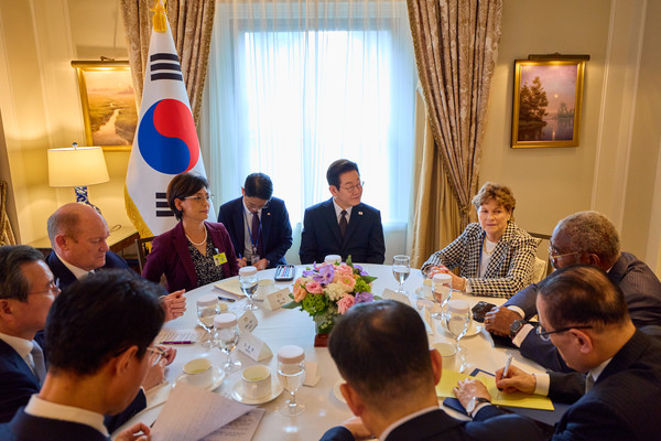 유엔총회 참석차 미국을 방문한 이재명 대통령이 22일(현지시간) 뉴욕에서 미 상원 외교위 및 하원 외무위 소속 의원 등을 접견하고 있다.  연합뉴스