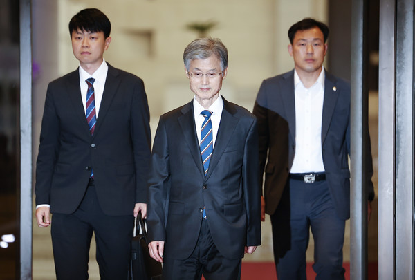 조희대 대법원장이 17일 서울 서초구 대법원에서 퇴근하기 위해 이동하고 있다. 연합뉴스