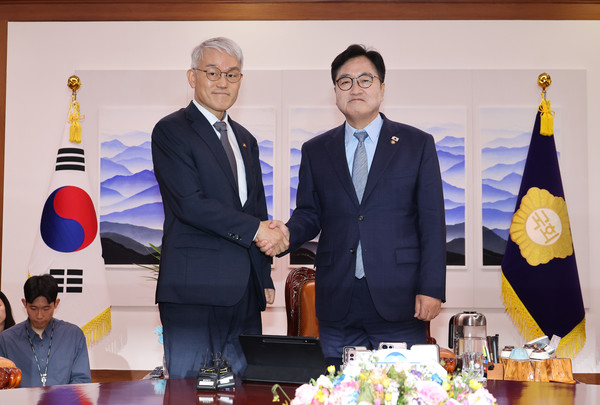 우원식 국회의장이 24일 서울 여의도 국회에서 천대엽 법원행정처장을 만나고 있다.  연합뉴스