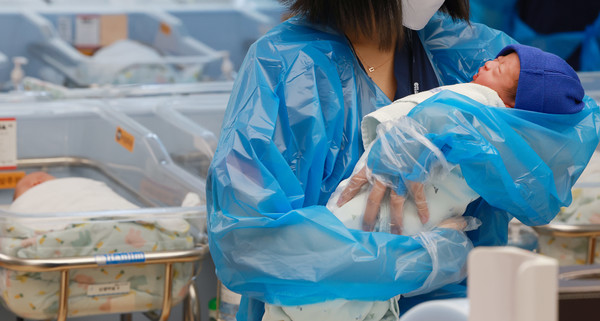 경기도 고양시 CHA의과학대학교 일산차병원 신생아실에서 간호사들이 아기를 돌보고 있다. 연합뉴스