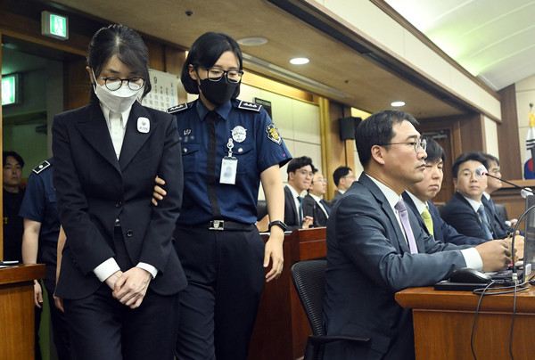 도이치모터스 주가조작 혐의와 통일교 금품수수 의혹 등으로 구속기소 된 김건희 여사가 24일 서울 서초구 서울중앙지법에서 열린 첫 재판에 출석하고 있다. 연합뉴스