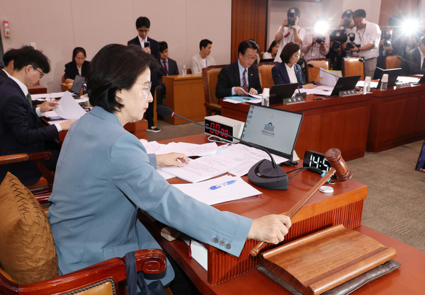 24일 서울 여의도 국회에서 열린 법제사법위원회 전체회의에서 더불어민주당 소속 추미애 위원장이 의사봉을 두드리고 있다. 연합뉴스