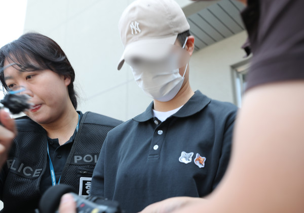 중대장 강모 대위가 구속 심사를 마치고 경찰에 연행되고 있다. 연합뉴스