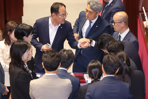  25일 국회 본회의에서 '신속처리안건 지정동의의 건'에 대한 개표 도중 감표 위원인 더불어민주당 김기표 의원과 국민의힘 임종득 의원이 무효표 판단 기준을 두고 논쟁을 벌이고 있다. 연합뉴스