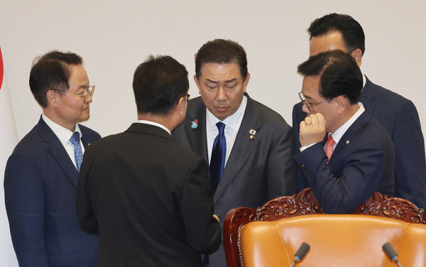 25일 서울 여의도 국회 본회의에서 신속처리안건 지정동의의 건에 대한 투표 개표가 진행되고 있는 가운데 투표수가 명패수보다 한 매 더 많이 나온 것과 관련 더불어민주당 김병기 원내대표, 허영 원내정책수석부대표, 국민의힘 송언석 원내대표, 유상범 원내수석부대표가 우원식 국회의장과 국회법 등에 대해 이야기하고 있다. 연합뉴스