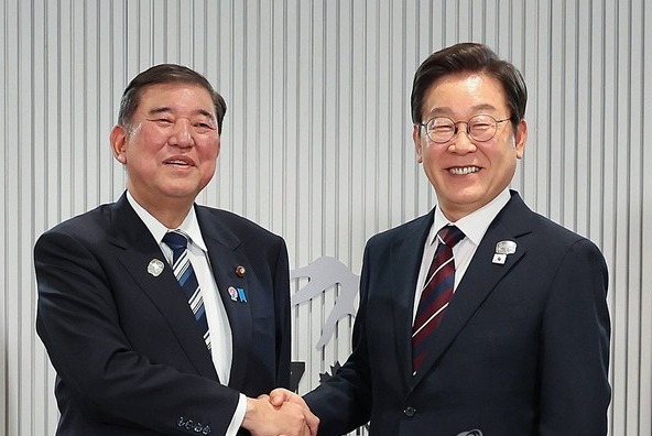 지난 6월 캐나다서 G7 정상회의 계기로 만난 이재명 대통령(오른쪽)과 이시바 시게루 일본 총리. 연합뉴스 자료사진