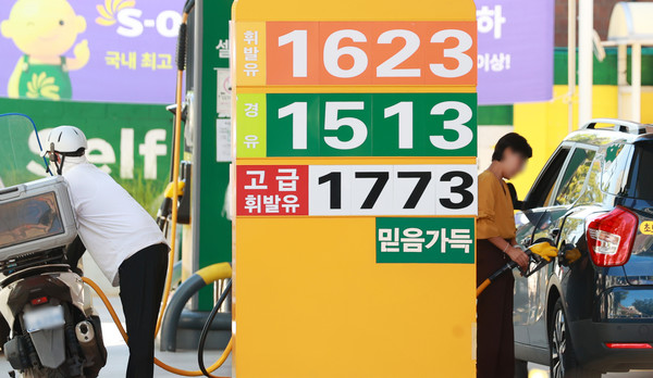 국내 주유소 휘발유와 경유 가격이 전주보다 소폭 상승했다. 사진은 지난 21일 서울 시내 한 주유소 모습. 연합뉴스