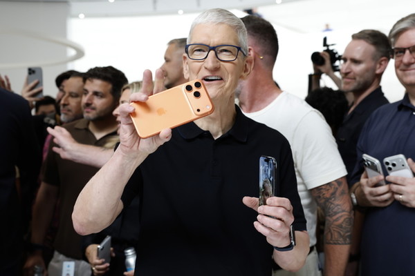 팀쿡 애플 최고경영자(CEO)가 지난 9일(현지시간) 미국 캘리포니아 쿠퍼티노의 본사에서 ‘아이폰 17 프로’와 ‘아이폰 17 에어’를 양손에 들고 신제품 설명을 하고 있다. EPA연합뉴스
