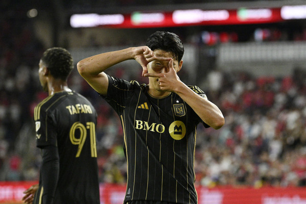 손흥민이 골을 넣은 후 세리머니를 하고 있다. 연합뉴스,