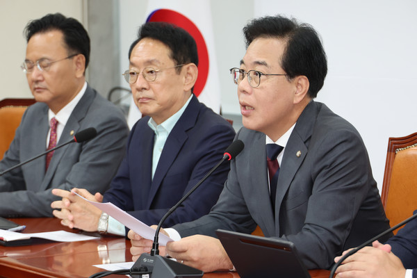 국민의힘 송언석 원내대표가 26일 서울 여의도 국회에서 열린 원내대책회의에서 발언하고 있다.  연합뉴스