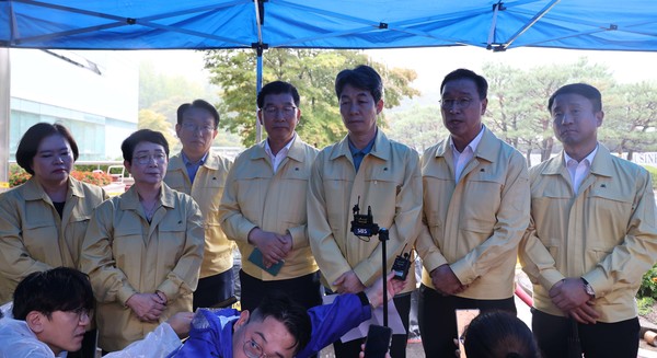 국회 행정안전위원회 더불어민주당 소속 의원들이 28일 오전 대전 유성구 국가정보자원관리원 화재 현장을 방문해 피해 상황 등을 살핀 뒤 취재진 질문에 답하고 있다. 연합뉴스