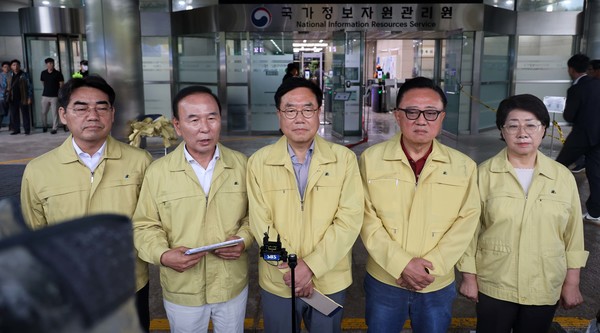 국회 행정안전위원회 야당 간사인 국민의힘 서범수 의원이 28일 대전 유성구 국가정보자원관리원 화재 현장을 방문해 피해 상황 등을 살핀 뒤 취재진 질문에 답하고 있다. 연합뉴스