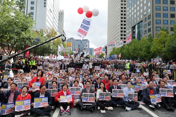 28일 서울 시청역 인근 세종대로에서 국민의힘 사법파괴 입법독재 국민 규탄대회가 열리고 있다. 연합뉴스