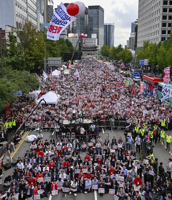 28일 서울 중구 숭례문 인근 세종대로에서 국민의힘 사법파괴 입법독재 국민 규탄대회가 열리고 있다. 연합뉴스