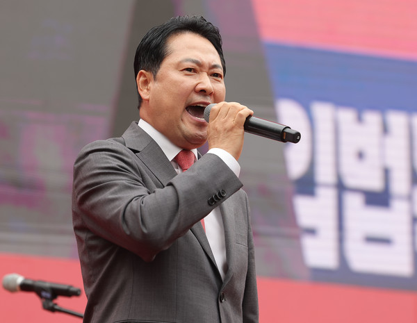 국민의힘 장동혁 대표가 28일 서울 시청역 인근 세종대로에서 열린 사법파괴 입법독재 국민 규탄대회에서 발언하고 있다. 연합뉴스