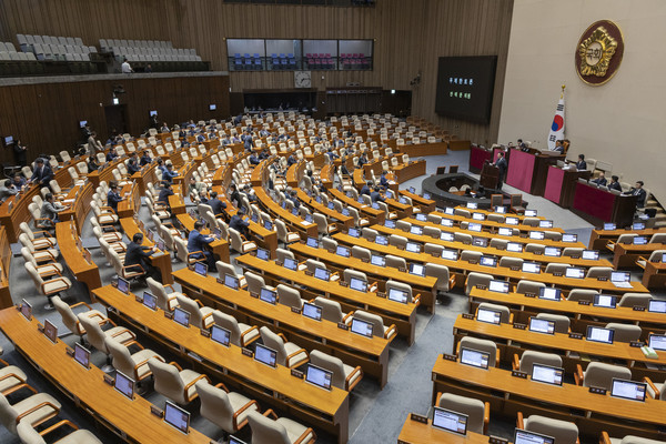 더불어민주당 안태준 의원이 28일 국회 본회의장에서 전날 본회의에 상정된 국회법 개정안에 대한 필리버스터(무제한 토론)를 진행하고 있다. 연합뉴스