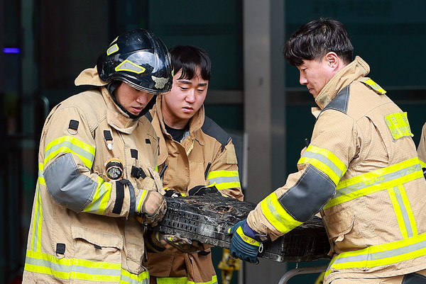 27일 대전 유성구 국가정보자원관리원(국정자원)에서 소방대원이 불에 탄 배터리를 옮기고 있다.전날 정부 전산시스템이 있는 국정자원에서 무정전·전원 장치(UPS)용 리튬이온 배터리 화재가 발생해 정부 전산 서비스가 대규모로 마비됐다. 연합뉴스