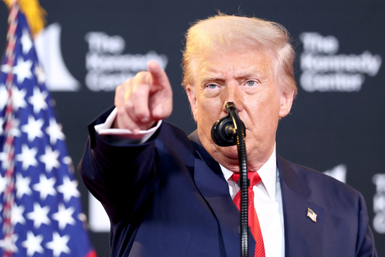 도널드 트럼프 미국 대통령이 13일(현지시간) 워싱턴 DC 케네디 센터에서 취재진과 대화 중 한 기자를 손가락으로 가리키고 있다. 로이터연합뉴스