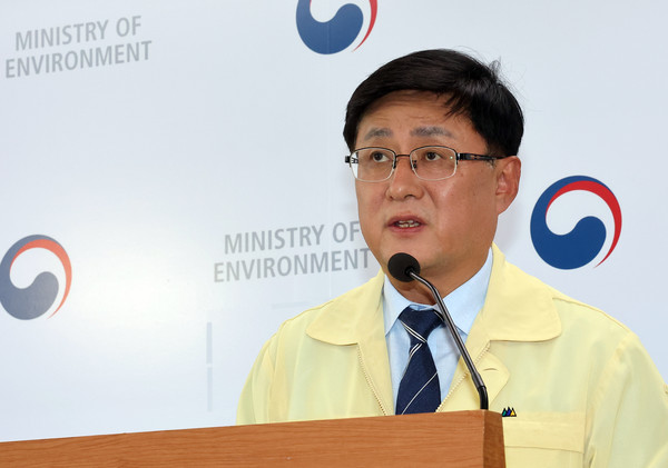 김성환 환경부 장관이 지난 29일 정부세종청사 환경부 기자실에서 윤석열 정부에서 지난해 7월에 발표한 14개 신규댐 중에서 필요성이 낮고 지역 주민의 반대가 많은 7개 댐은 건설 추진을 중단하고 나머지 7개 댐은 기본 구상 및 공론화를 통해 최종적으로 결정하겠다고 밝히고 있다. 연합뉴스