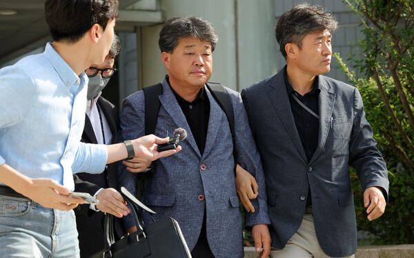 건진법사 전성배씨에게 국민의힘 공천을 청탁한 혐의를 받는 박창욱 경북도의원(당시 후보자)이 15일 서울공 중앙지법에서 구속 전 피의자 심문(영장실질심사)을 마치고 법원을 나서고 있다. 연합뉴스