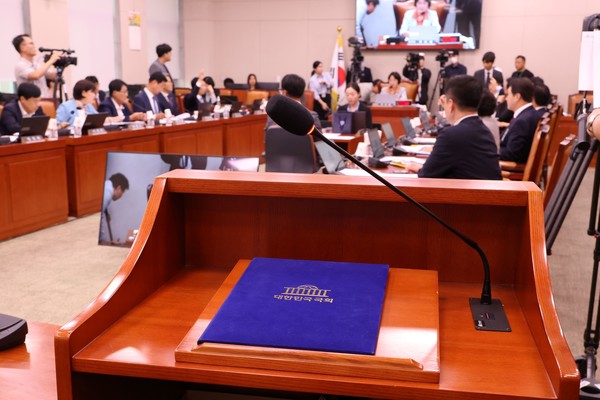 30일 국회 법제사법위원회에서 조희대 대법원장 주요 증인들이 불출석한 가운데 '조희대 대법원장 대선 개입 의혹 청문회'가 열리고 있다. 연합뉴스