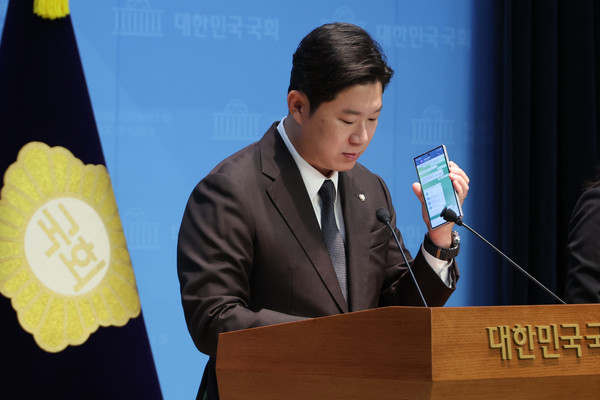 국민의힘 진종오 의원이 30일 서울 여의도 국회 소통관에서 더불어민주당의 특정종교단체 신도를 동원한 권리당원 조작 시도 의혹을 폭로하며 제보 통화 녹취를 공개하고 있다. 연합뉴스