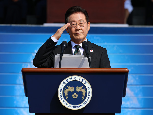 이재명 대통령이 1일 충남 계룡대 대연병장에서 열린 건군 77주년 국군의 날 기념행사에서 거수경례를 하고 있다. 연합뉴스