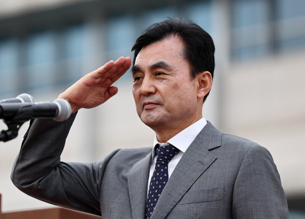 안규백 국방부 장관이 30일 서울 국방부 연병장에서 열린 제44ㆍ45대 합동참모의장 이·취임식에서 훈시에 앞서 경례를 하고 있다. 연합뉴스