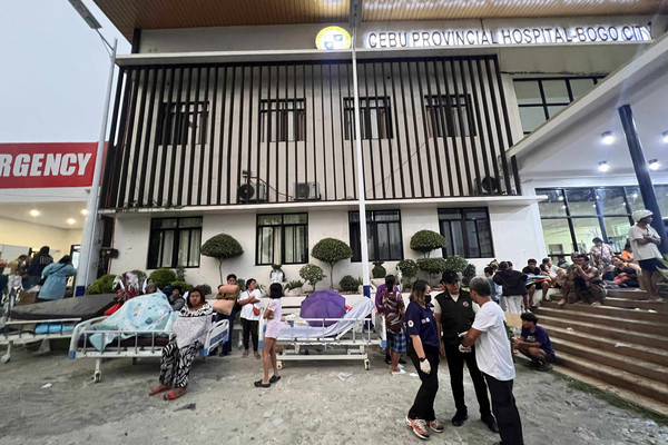 1일(현지시간) 강진 발생 후 환자들이 필리핀 세부주 보고시 세부주립병원 건물 밖에서 대기하고 있다. AP 연합뉴스