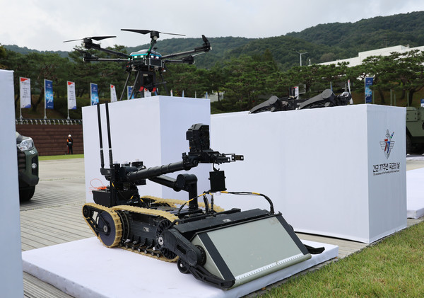 국방부는 건군 77주년을 맞아 국군이 보유한 유·무인 복합체계 신무기를 공개했다. 사진은 지난 29일 국군의날 미디어데이 행사에서 공개된 폭발물 탐지 제거 로봇 등 미래전력제대. 연합뉴스