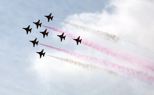 공군 특수비행팀 '블랙이글스'가 1일 충남 계룡대에서 열린 건군 77주년 국군의 날 기념행사에서 고난도 기동비행을 하고 있다. 연합뉴스