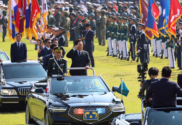 이재명 대통령이 1일 충남 계룡대 대연병장에서 열린 건군 77주년 국군의 날 기념행사에서 열병차량에 탑승해 거수경례하고 있다. 연합뉴스
