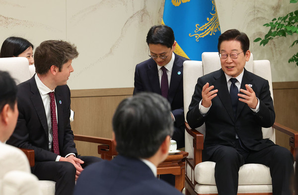 이재명 대통령이 1일 용산 대통령실에서 오픈AI 샘 올트먼 대표, 이재용 삼성전자 회장, 최태원 SK그룹 회장 등과 AI 협력 확대 방안에 관해 이야기를 나누고 있다. 연합뉴스