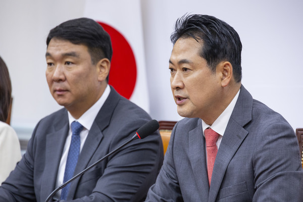 국민의힘 장동혁 대표가 2일 국회에서 추석 연휴를 앞두고 가진 기자간담회에서 발언하고 있다. 연합뉴스