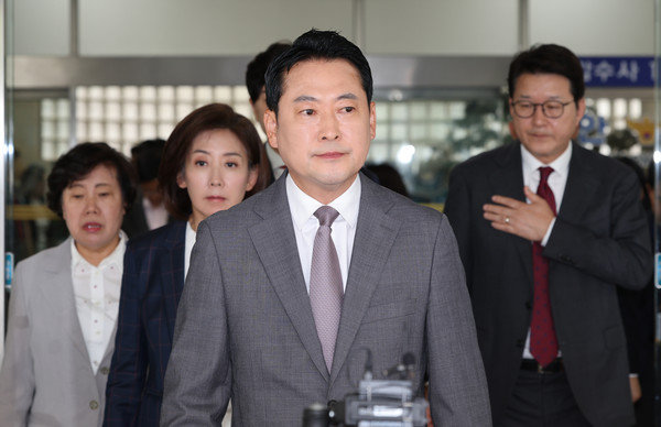 국민의힘 장동혁 대표, 나경원, 신동욱 의원 등이 3일 영등포경찰서에서 이진숙 전 방통위원장 체포 항의를 한 뒤 나오고 있다. 연합뉴스