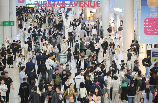 추석 연휴 첫날인 3일 인천국제공항 제1여객터미널 면세구역이 여행객들로 붐비고 있다. 연합뉴스