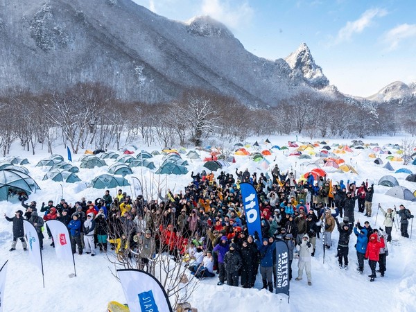 울릉도 설산 하이킹 참가자들이 단체사진을 찍고 있다. 울릉군 제공