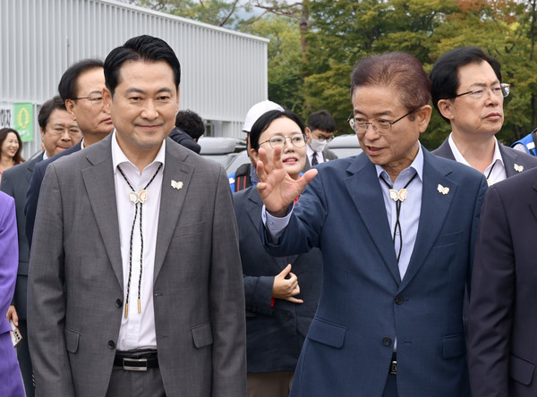 4일 경주를 찾은 장동혁 국민의힘 대표가 이철우 경북도지사와 함께 APEC 주요 시설을 둘러보고 있다. 경북도 제공