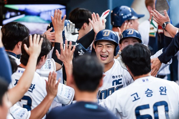  4일 창원NC파크에서 열린 프로야구 2025 신한 SOL 뱅크 KBO리그 SSG 랜더스와 NC 다이노스 경기. 2회 말 무사 1·3루 상황 홈런을 친 NC 8번 김휘집이 더그아웃에서 동료에게 축하받고 있다. NC다이노스 제공