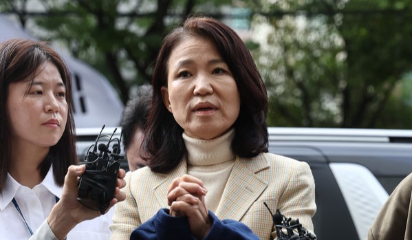 이진숙 전 방송통신위원장이 지난 4일 오후 체포적부심사를 받기 위해 서울남부지법으로 들어서며 발언하고 있다. 연합뉴스