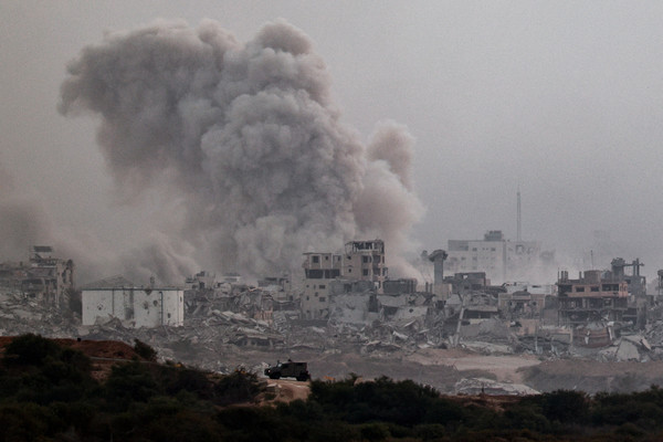 5일(현지시간) 이스라엘 측에서 바라본 가자지구에서 폭발 후 연기가 피어오르고 있다. 로이터 연합뉴스