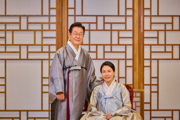 대통령실은 이재명 대통령과 김혜경 여사가 한복 차림으로 명절 인사를 하는 모습을 7일 SNS에 공개했다. 이재명 대통령 SNS