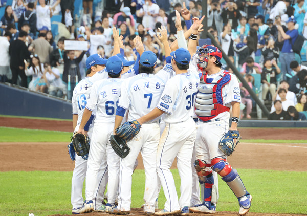 7일 대구 삼성라이온즈파크에서 열린 2025 KBO 포스트시즌 와일드카드 2차전 삼성 라이온즈와 NC 다이노스의 경기. 삼성 선수들이 승리한 뒤 기뻐하고 있다. 연합뉴스
