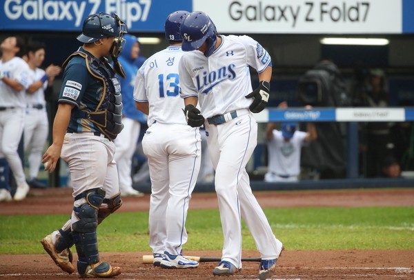 7일 대구 삼성라이온즈파크에서 열린 2025 KBO 포스트시즌 와일드카드 2차전 삼성 라이온즈와 NC 다이노스의 경기. 1회 말 2사 주자만루 상황에서 타석에 선 삼성 이성규가 볼넷을 거르자 3루 주자 이재현이 홈을 밟고 있다. 연합뉴스