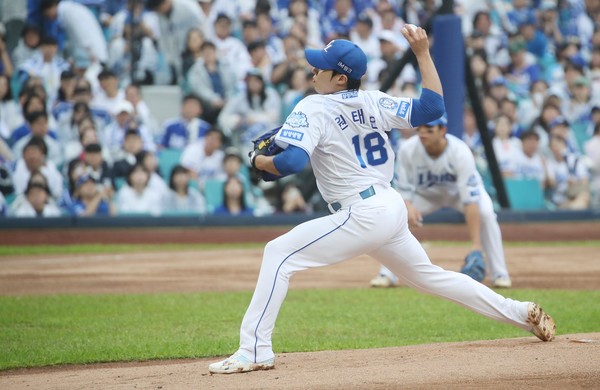 7일 대구 삼성라이온즈파크에서 열린 2025 KBO 포스트시즌 와일드카드 2차전 삼성 라이온즈와 NC 다이노스의 경기. 삼성 선발투수 원태인이 1회 초 역투하고 있다. 연합뉴스