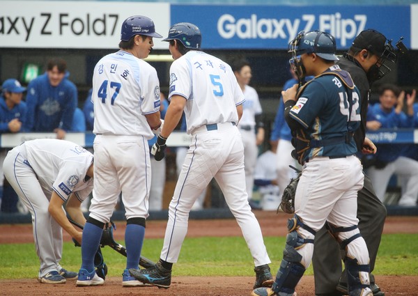 7일 대구 삼성라이온즈파크에서 열린 2025 KBO 포스트시즌 와일드카드 2차전 삼성 라이온즈와 NC 다이노스의 경기. 1회 말 2사 주자만루 상황에서 타석에 선 삼성 강민호가 볼넷을 거르자 3루 주자 구자욱이 홈을 밟으며 추가 득점을 하고 있다. 연합뉴스