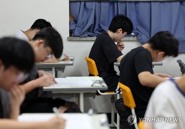 전국연합학력평가 치르는 학생들. 연합뉴스