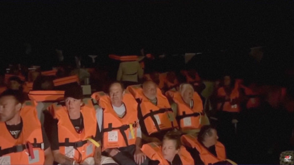 8일(현지시간) 이스라엘군에 나포된 구호선단 활동가들. 로이터 연합뉴스 IHH 제공